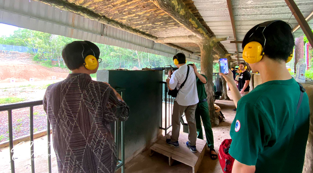 shooting in the tunnels of Cu Chi
