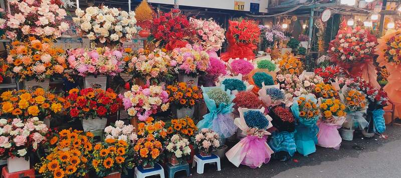 Hundreds of flowers blooming at Ho Thi Ky market