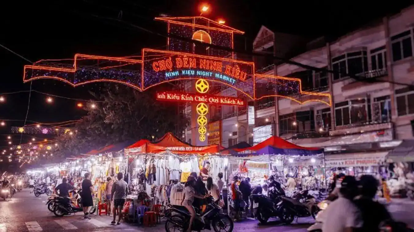 Ninh Kieu Night Market - Paradise for food and shopping