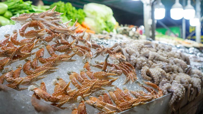 Coming to Can Tho, you cannot miss the seafood night market